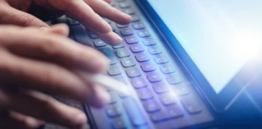 Yakın çekim manzara erkek el elektronik tablet klavye rıhtım istasyon yazarak. Ofiste çalışan ve elektronik kalem ve aygıt kullanarak iş adamı.