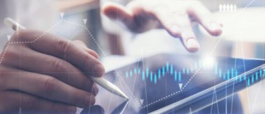 Tablet el üstünde tutan ve ofiste çalışırken elektronik kalem kullanarak iş adamı. Dijital diyagram, grafik arabirimleri, sanal ekran bağlantıları simgesi kavramı. Geniş format.