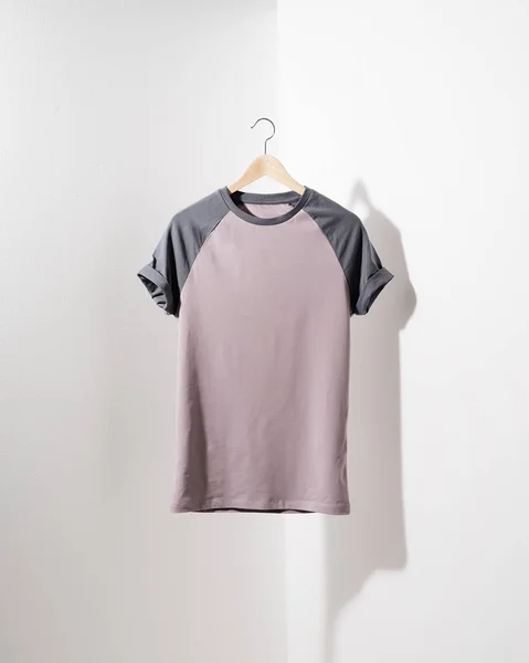 Εμπρόσθια όψη της αμερικανικής Χίπστερς ρετρό κλασικό ρούχα. Καθαρό vintage διπλωμένο t-shirt ψέματα σε φόντο μαύρο ξύλινο τραπέζι. — Φωτογραφία Αρχείου