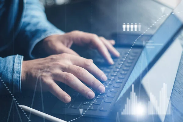 Affärsman med surfplatta och elektronisk penna penna medan du arbetar på kontor. Närbild bild av manliga händer pekar Tablet PC-skärmen och maskinskrivning tangentbord. — Stockfoto