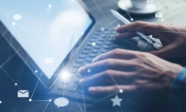 Blogger using mobile touch pad for send at social network message.Closeup view of male hands using stylus pen for working on electronic tablet device. — Stock Photo, Image