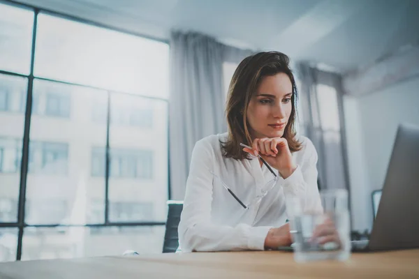 Empresária confiante mulher usando laptop móvel para procurar uma nova solução de negócios durante o processo de trabalho no escritório. . — Fotografia de Stock