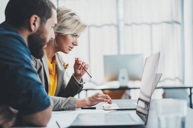Office kavramı, beyin fırtınası sürecine. Genç iş arkadaşlarınızla birlikte güneşli office stüdyo çalışması.
