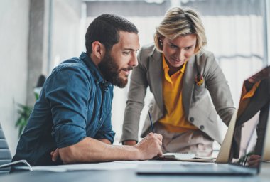 İş Projesi ekibi ofiste güneşli toplantı odasında birlikte çalışıyor. Beyin fırtınası süreci kavramı.