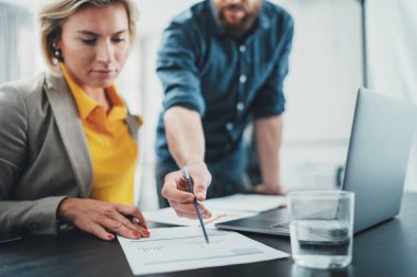 İki iş arkadaşı çalışıyor. Modern ofiste meslektaşı ile birlikte çalışan genç bir kadın. Takım çalışması konsepti.