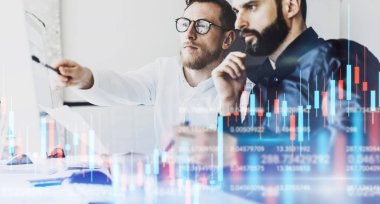 Teknik fiyat grafiği ve göstergesi, kırmızı ve yeşil mum çubuğu grafik ve hisse senedi ticareti bilgisayar ekran arka plan bakarak iki profesyonel traides. Çift pozlama.