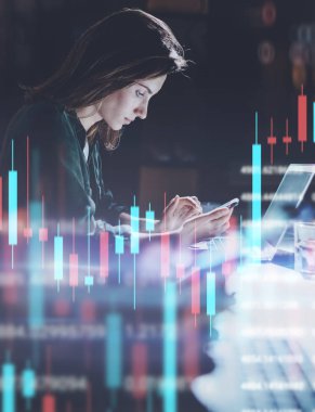 İş kadını, ön dizüstü bilgisayarda gece ofisinde çalışan, finansal grafikler istatistiğe ve istatistiklere sahip. Çift pozlama.