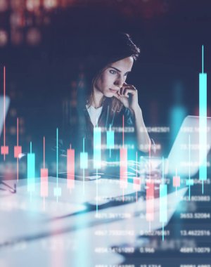 Gece modern ofis çatı katında çalışan genç bir kadın. Kırmızı ve yeşil şamdan şeması ve arka planda hisse senedi ticareti. Çift pozlama.