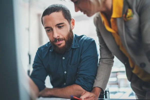 Close-upweergave van jonge professionals die samenwerken aan een nieuwe zakelijke presentatie in de zonnige vergaderruimte — Stockfoto