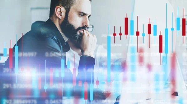 Analyytikot crypro pörssi istuu edessä tietokoneen tekninen hinta kaavio ja indikaattori, punainen ja vihreä kynttilänjalka kaavio ja pörssikaupan tietokoneen näytön tausta. Kaksinkertainen altistus . — kuvapankkivalokuva