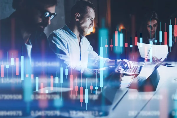 Equipo de negocios trabajando juntos en la oficina nocturna. Gráfico e indicador de precio técnico, gráfico de velas rojo y verde y fondo de pantalla de computadora de comercio de acciones. Doble exposición —  Fotos de Stock