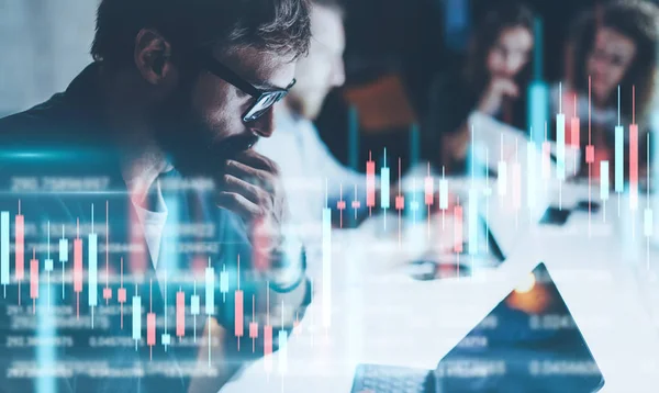 Les gens d'affaires travaillent ensemble au bureau de nuit.Graphique de prix technique et indicateur, graphique de chandelier rouge et vert et fond d'écran d'ordinateur de trading d'actions. Double exposition — Photo