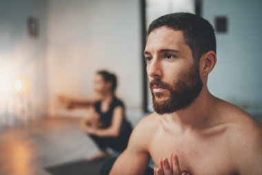 Yoga alıştırma sınıfı konsepti. Evde yoga yapan genç bir kadın ve erkek. Egzersiz yapan iki sporcu..
