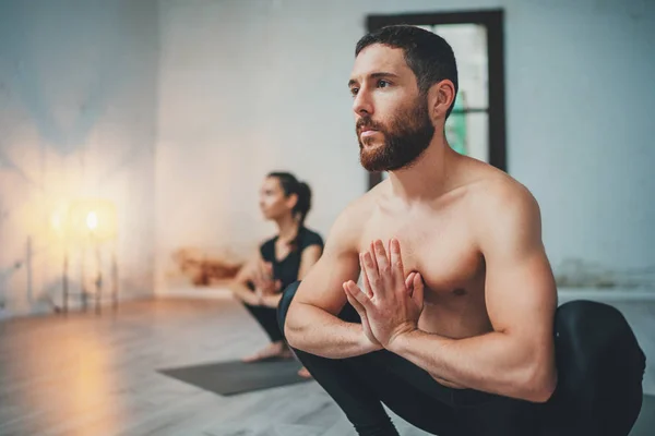 Yoga Pratica Esercizio Concetto di classe. Giovane donna e uomo che praticano yoga in casa. Due persone sportive che fanno esercizi . Foto Stock