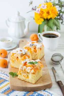 Ev yapımı rustik kayısı kek bir tablo