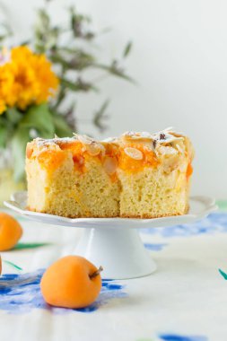 Ev yapımı rustik kayısı kek bir tablo