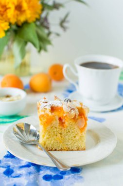 Ev yapımı rustik kayısı kek bir tablo