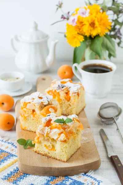 Ev yapımı rustik kayısı kek bir tablo