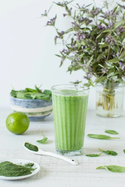 Detox Frullato Verde Sano Bicchiere Con Matcha Spinaci — Foto Stock