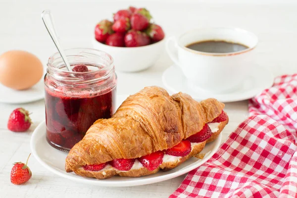Frukost Med Kaffe Croissant Och Jordgubbssylt Ett Bord — Stockfoto