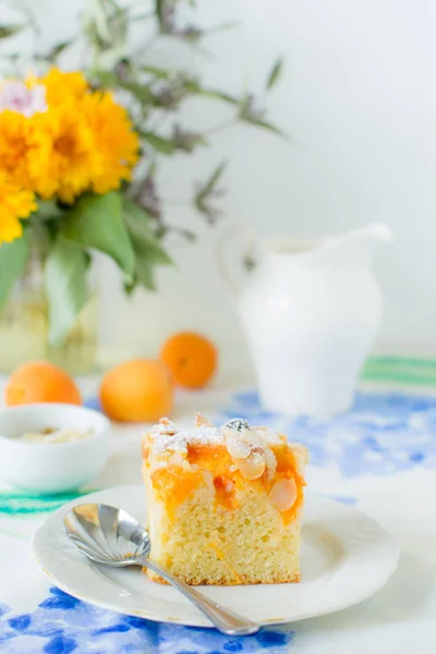 Gâteau Abricot Rustique Fait Maison Sur Une Table — Photo