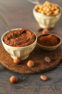 Nohut, kavrulmuş fındık ve çiğ kakaodan yapılmış vejetaryen çikolatalı mus.