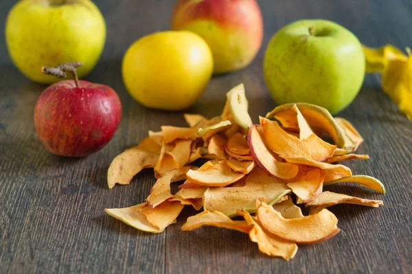 Zelfgemaakte Zongedroogde Biologische Appelschijfjes Knapperige Appelchips Een Oude Rustieke Houten — Stockfoto