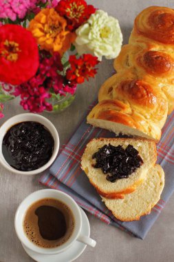 Kahvaltıda tereyağlı vanilyalı brioche ve reçelli kahve.
