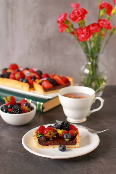 Wholemeal Tart Chocolate Filling Fresh Berry Fruit — Stock Photo, Image