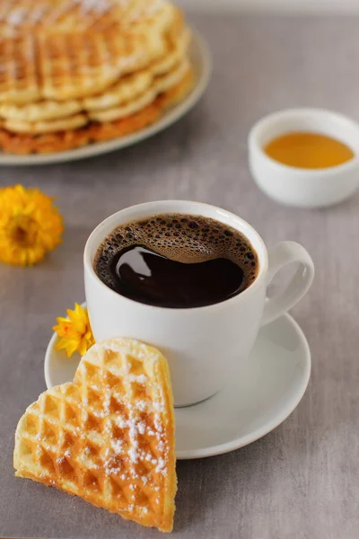 Waffle Forma Coração Com Xícara Café — Fotografia de Stock