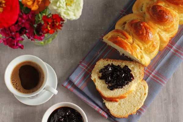 Mantequilla Vainilla Brioche Con Mermelada Alegre Café Para Desayuno —  Fotos de Stock