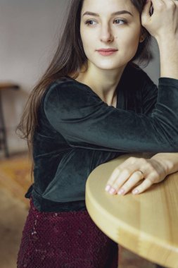 Damalı elbise giyen bir cinsel genç kadın portresi. Güzel akıllı kız. Güzellik, moda kadın giyim showroom