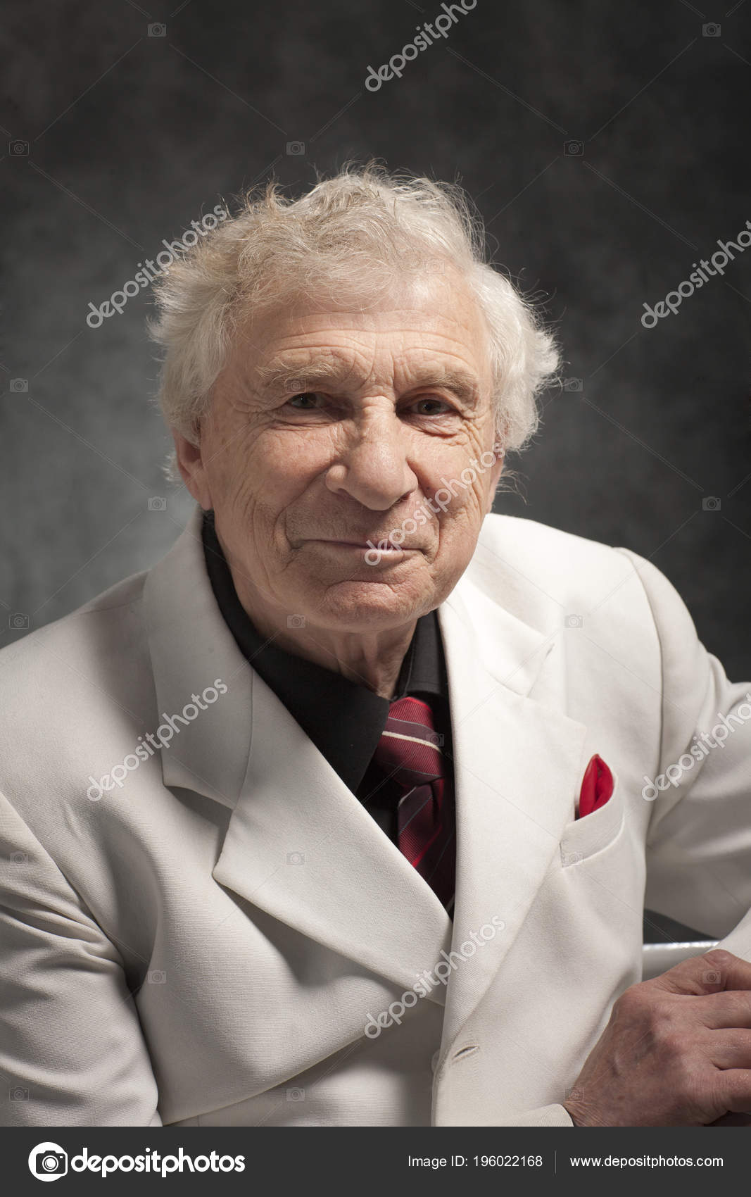 Portrait Homme Charismatique Senior Dans Costume Blanc Avec