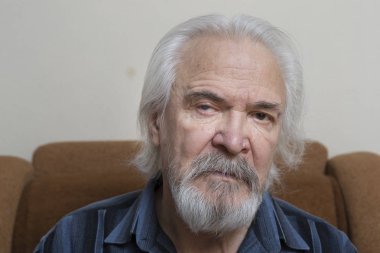 Göz hastalıkları bir yalnız hasta zavallı yaşlı adam acı bağımsız olarak muhafazakar katarakt ve Glokom tedavisinde nişanlı.