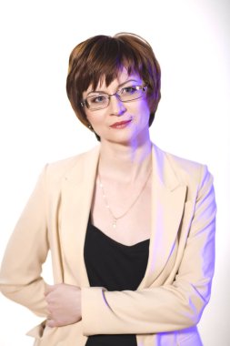 Beyaz arka planda genç bir kadının portresi.