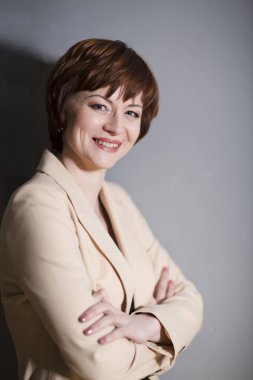 Genç iş kadını bir iç portresi.