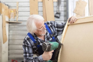 Kullanarak çalışan makine mobilya marangoz Atölyesi'nde yapmak gördüm. Küçük mobilya Fabrikası'nda el yapımı iş.