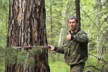 Ağaç ağaç gövdesi ile bir gövde kalınlığı ölçme aygıtı ile çap ölçümü