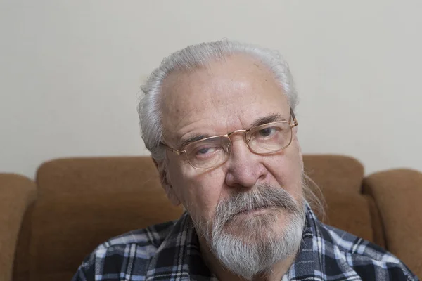 Yksinäinen Sairas Köyhä Vanha Mies Kärsii Silmäsairauksia Itsenäisesti Harjoittaa Konservatiivinen — kuvapankkivalokuva