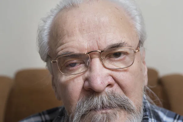 一个孤独的生病的老人患有眼部疾病 独立从事白内障和青光眼的保守治疗 — 图库照片