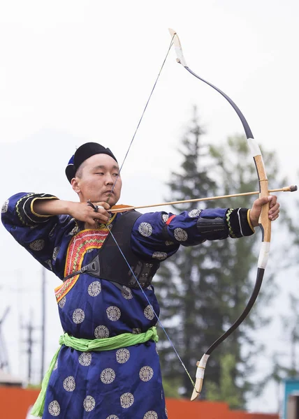 シベリアのスポーツ弓から撮影大会 アーチェリーでモンゴルの競争 スポーツマンは服を着て 伝統的なブリヤート モンゴル スーツ 国民の祝日の間に 彼の矢撮影 — ストック写真