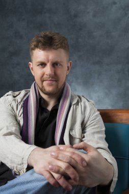 Genç çekici Kızıl saçlı adamla bir sakal ve bıyık bir kanepe, oturma portre