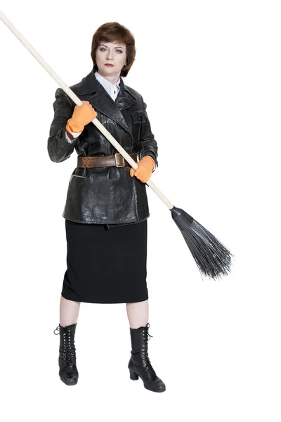 穿着黑色皮革复古夹克的年轻女子 带上一条士兵的腰带 在白色的背景上拿着一把木制的邪恶扫帚 — 图库照片