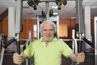 Komuta sizde bir sakal ve bıyık spor salonunda, çalışma dışarı ağırlıklar ile