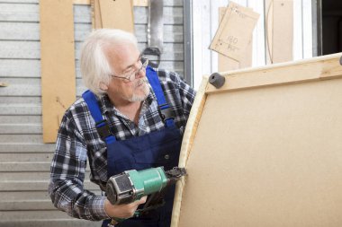 Kullanarak çalışan makine mobilya marangoz Atölyesi'nde yapmak gördüm. Küçük mobilya Fabrikası'nda el yapımı iş.