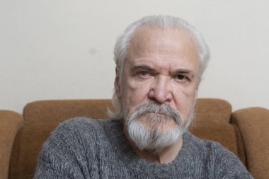 Göz hastalıkları bir yalnız hasta zavallı yaşlı adam acı bağımsız olarak muhafazakar katarakt ve Glokom tedavisinde nişanlı.