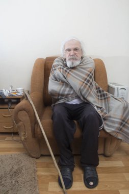 Katarakt ve Glokom, göz hastalığı muzdarip bir eski yalnız hasta zavallı adam, tek başına bir sandalyede oturur.