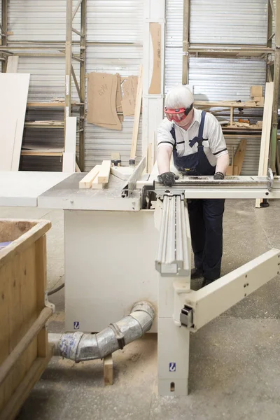 Werknemer Met Zag Machine Make Meubels Timmerlieden Workshop Handgemaakte Business — Stockfoto
