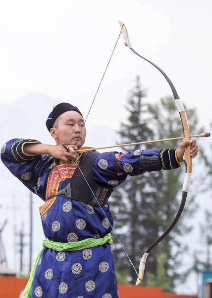 シベリアのスポーツ弓から撮影大会 アーチェリーでモンゴルの競争 スポーツマンは服を着て 伝統的なブリヤート モンゴル スーツ 国民の祝日の間に 彼の矢撮影 — ストック写真