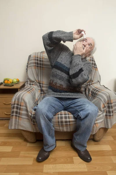 Старый Больной Самостоятельно Проводит Лечение Старческой Катаракты Глаукомы Закапывает Глазные — стоковое фото